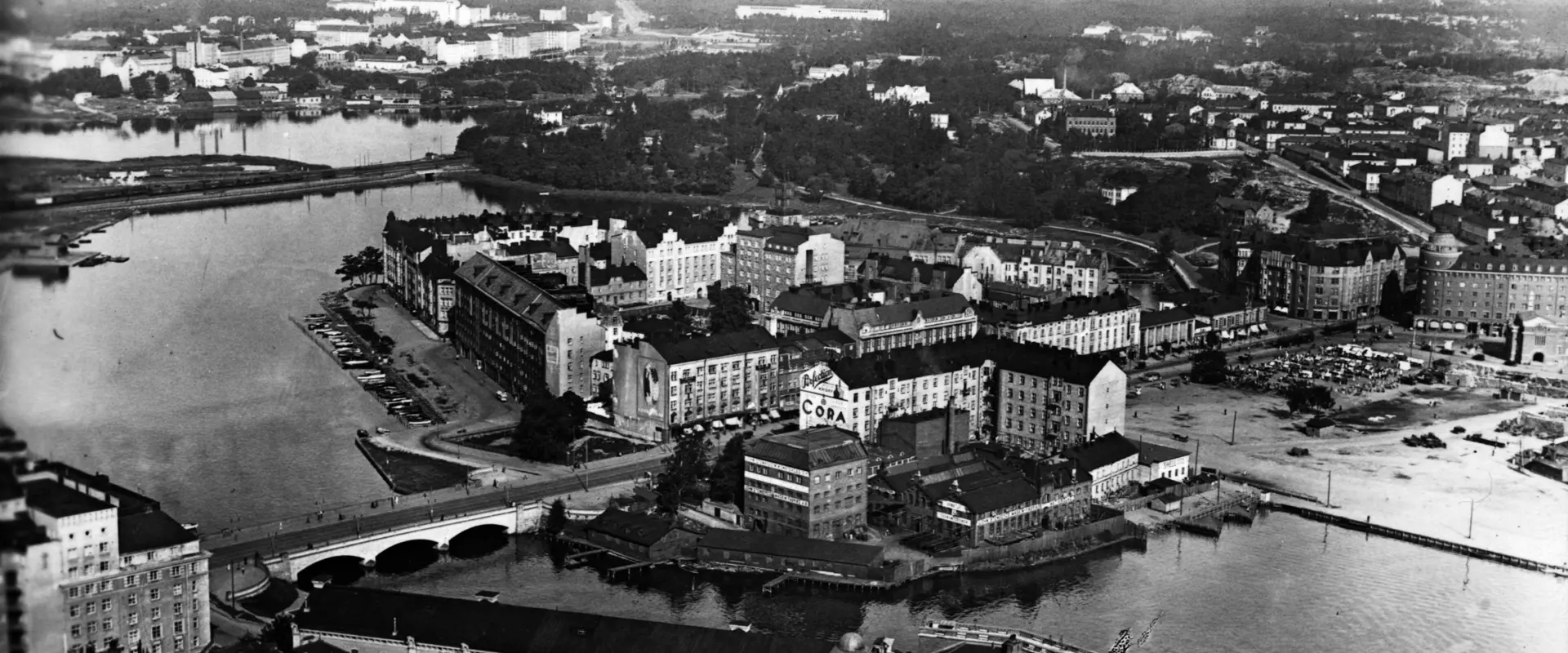 Siltasaari ilmakuvassa, etualalla Siltavuori ja Pitkäsilta.