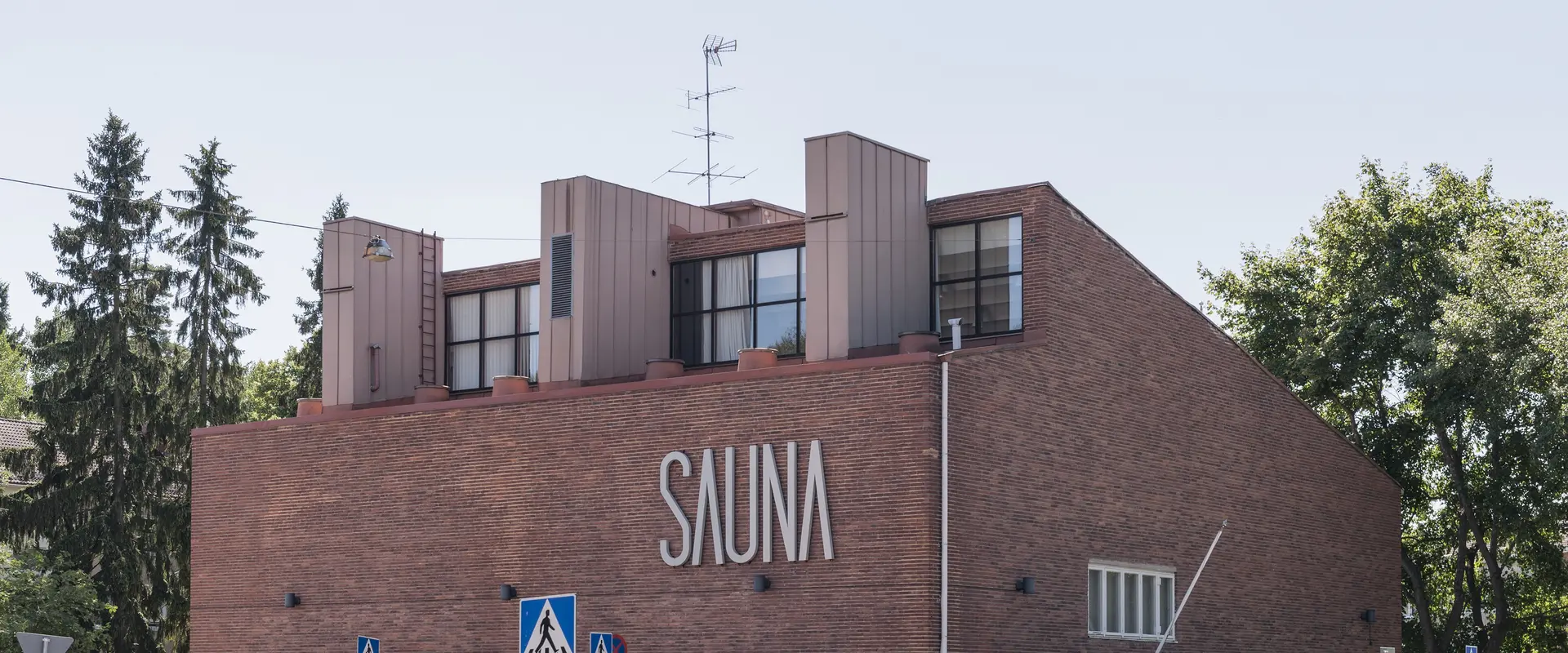 Tiiliverhoiltu rakennus, jossa suurin suuraakkosin teksti Sauna.