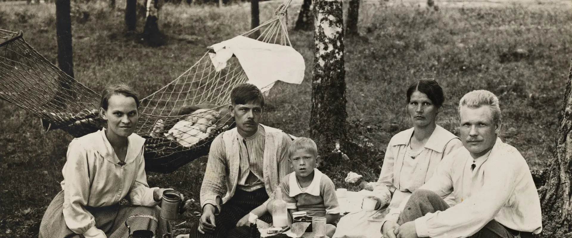 Fem personers familj på picknick på Fölisön. 