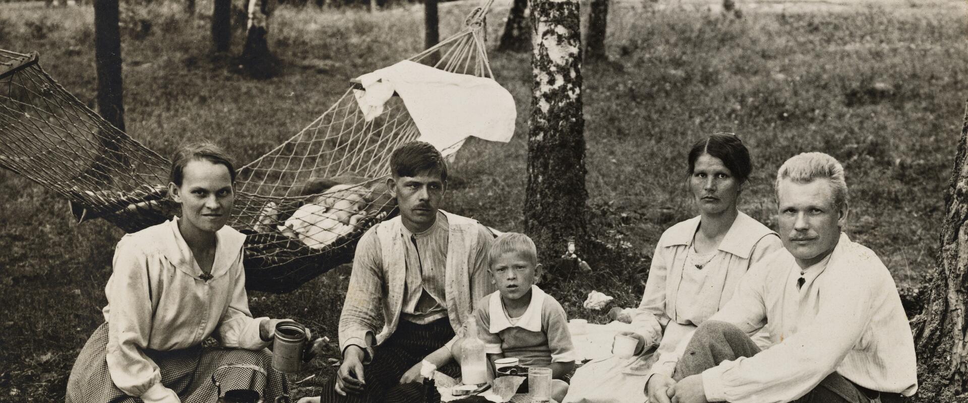 Fem personers familj på picknick på Fölisön. 