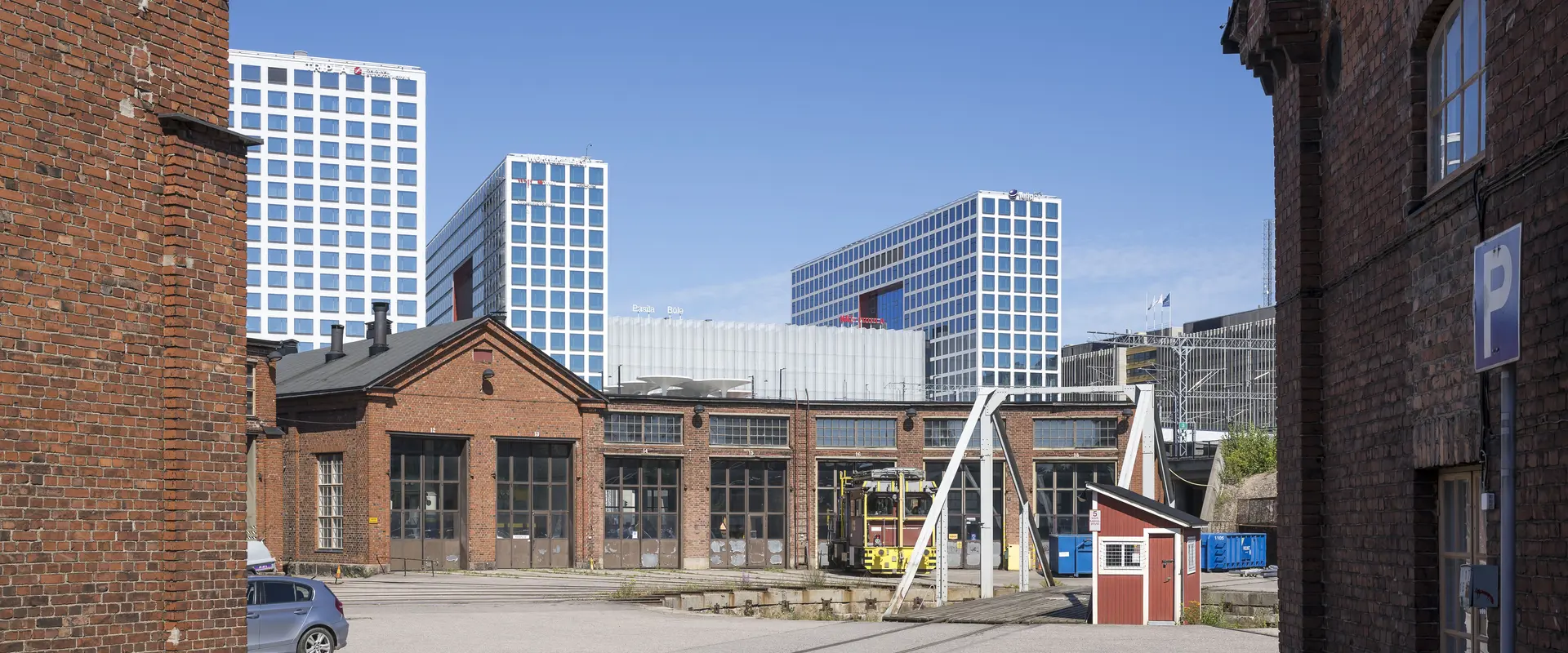 Näkymä Pasilan pohjoisen veturitallin sisäpihalle. Taustalla kohoavat Triplan rakennukset.