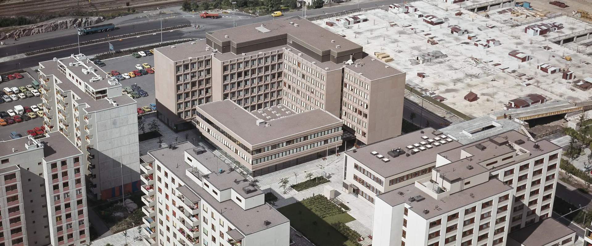 Nya betongbyggnader i Östra Böle 1977. Intill järnvägen i bakgrunden syns Böle gamla station, som senare flyttades till Loktorget. Stationsbron över bangården var ännu inte byggd.