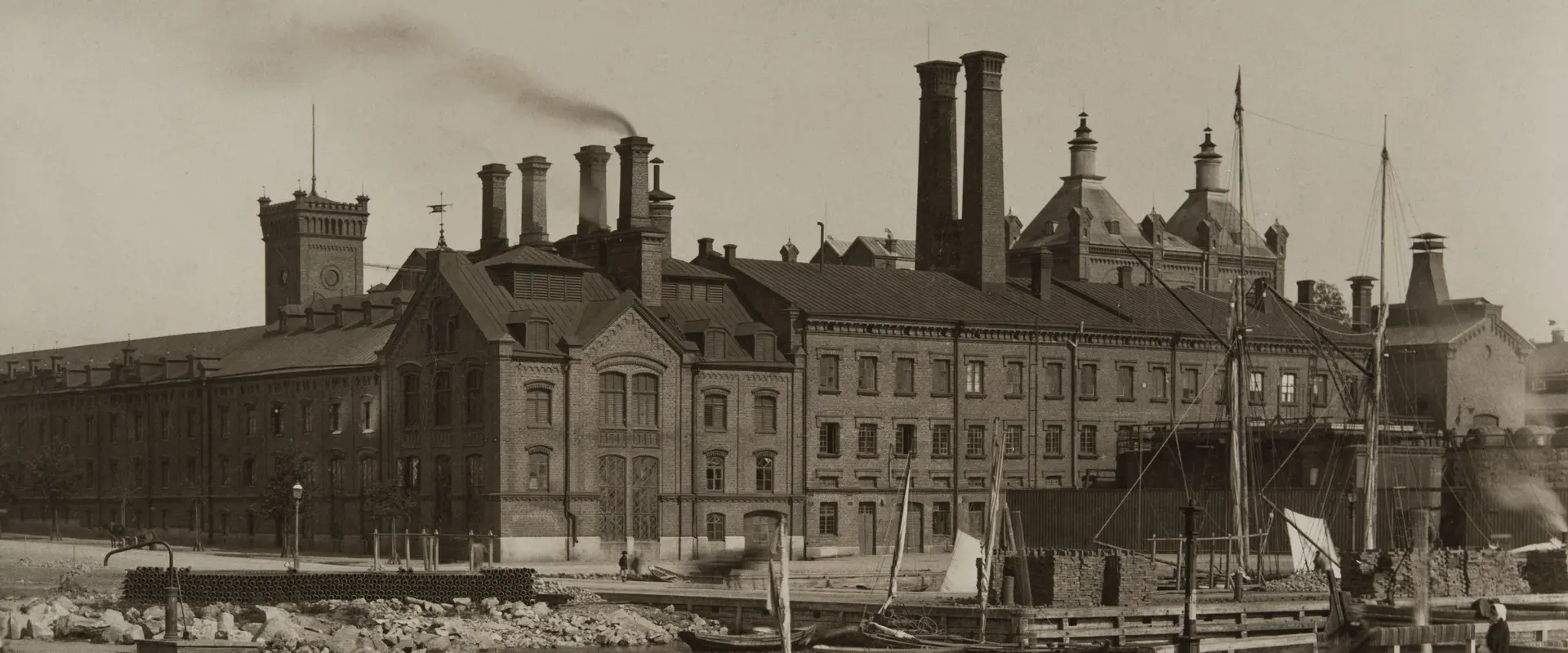 Sinebrychoffin panimon julkisivu valokuvattuna Bulevardilta 1890-luvulla.