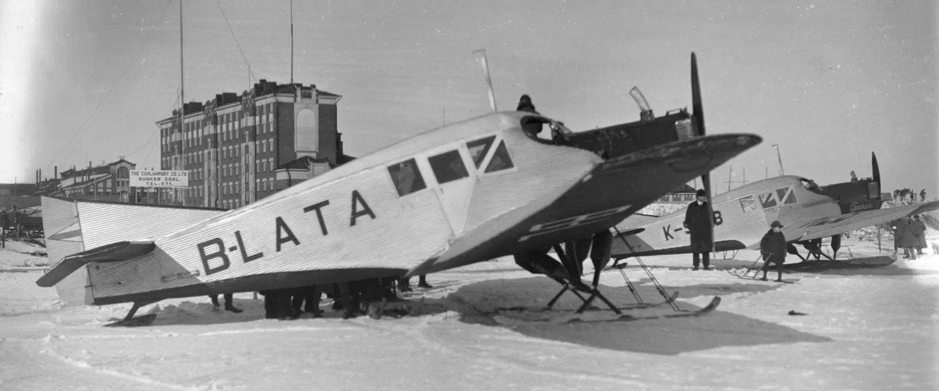 En flygplan på isen bredvid Skattudden