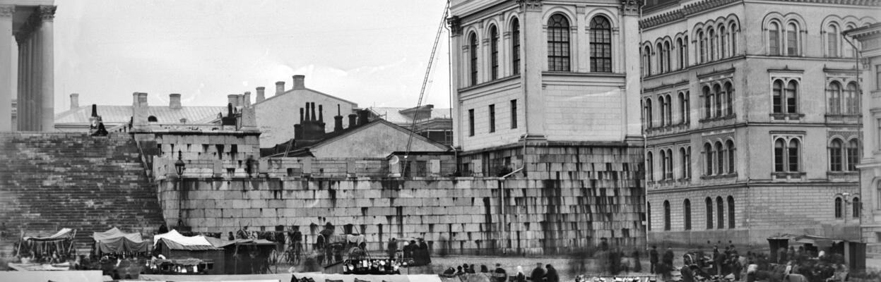 Många marknadsstånd och folkvimmel på Senatstorget