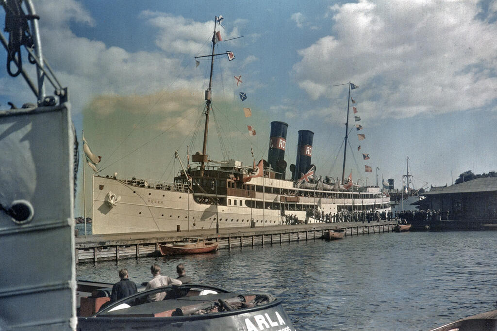 Det tyska R. C. Griebel-rederiet trafikerade med två fartyg mellan Stettin, Tallinn och Helsingfors. På bilden ses s/s Rügen, byggd 1914, med plats för 400 passagerare. Bilden togs troligen av en tysk resenär, eftersom färgfilm inte såldes i Finland på 1930-talet. Foto: Helsingfors stadsmuseum