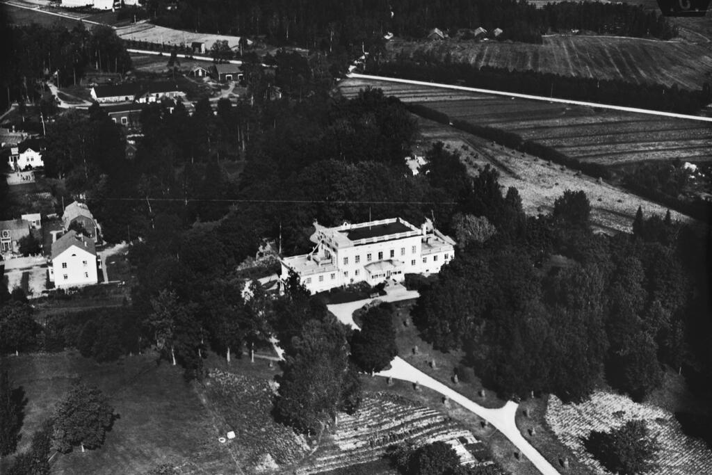 Munkkiniemen kartano ympäristöineen vuonna 1930. Kuvaaja: Helsingin kaupunginmuseo / Osakeyhtiö Sääski