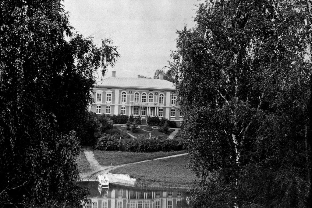 Haltialan kartanon päärakennus kuvattuna 1920-luvulla. Rakennus paloi 1950-luvulla. Kuvaaja: Helsingin kaupunginmuseo 