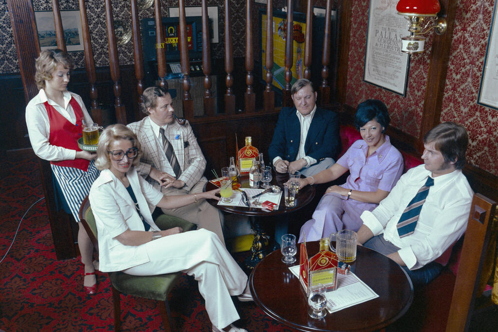 Uusi Britannia Pub Kannelmäessä vuonna 1973. Kuvassa Riitta-Liisa ja Timo Kivinen, Sirkka-Liisa ja Mikko Vepsä sekä oikealla pubin isäntä Harry Siljala. Kuvaaja: Museovirasto / Kari Rainer Pulkkinen