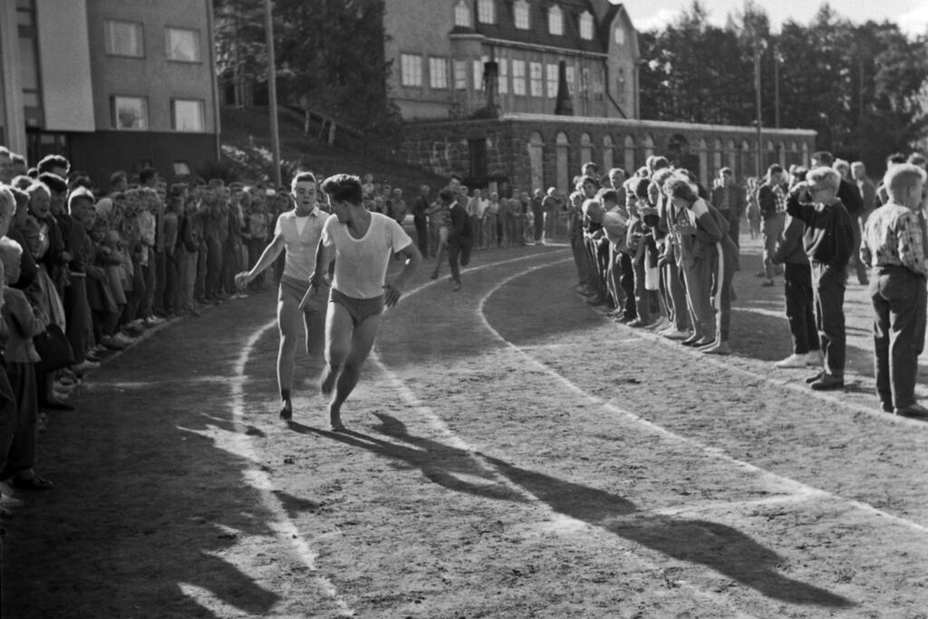 Munkkiniemen yhteiskoulun urheilupäivä 1950-luvun lopulla. Kuvaaja: Helsingin kaupunginmuseo / Kari Hakli