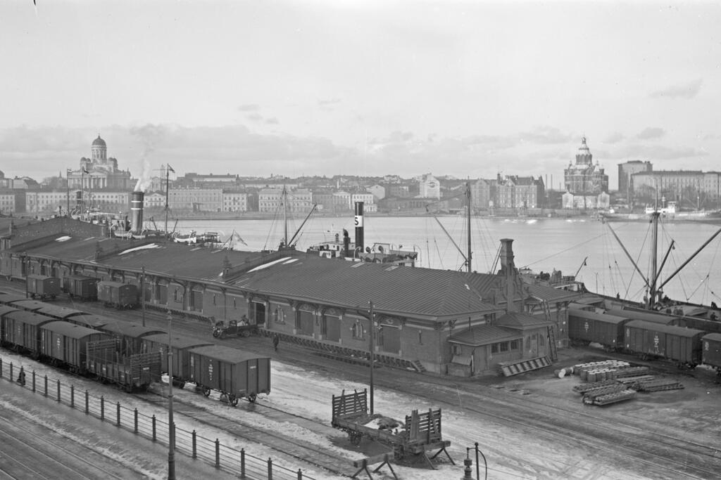 Södra Hamnen har länge varit ett betydande centrum för gods- och passagerartrafik. Foto: Museiverket / Aarne Pietinen