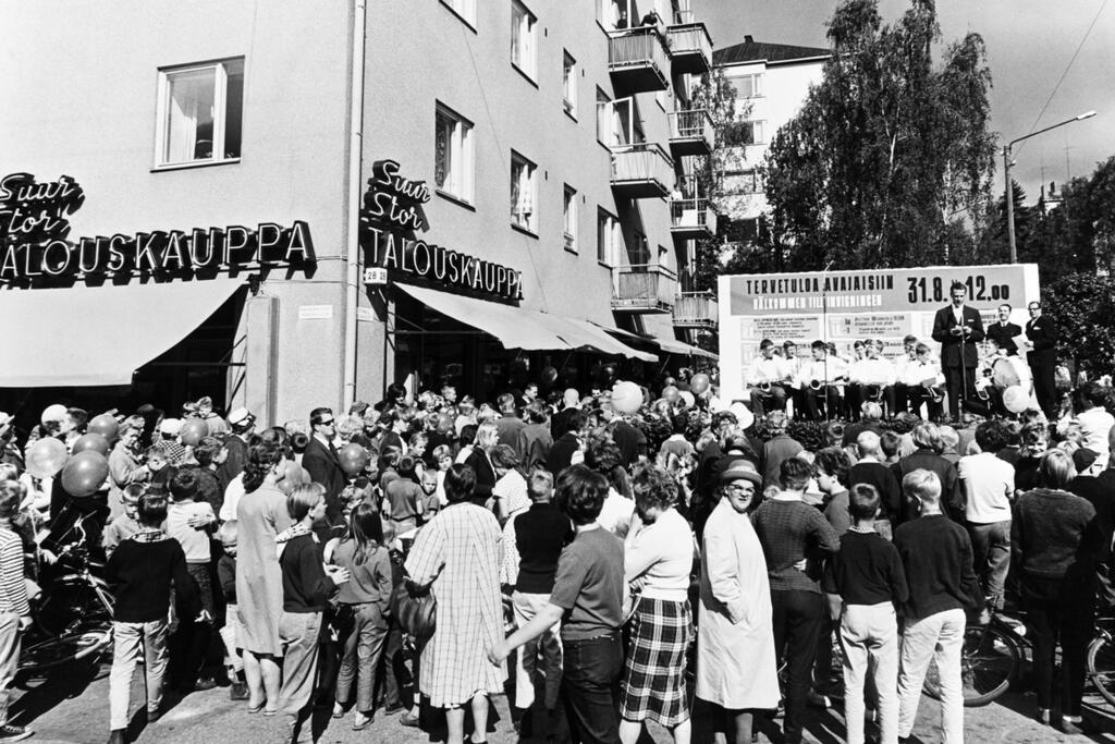 Suuren talouskaupan avajaiset 31.8.1962 osoitteessa Munkkiniemen puistotie 15 oli tärkeä tapahtuma. Kuvaaja: Helsingin kaupunginmuseo