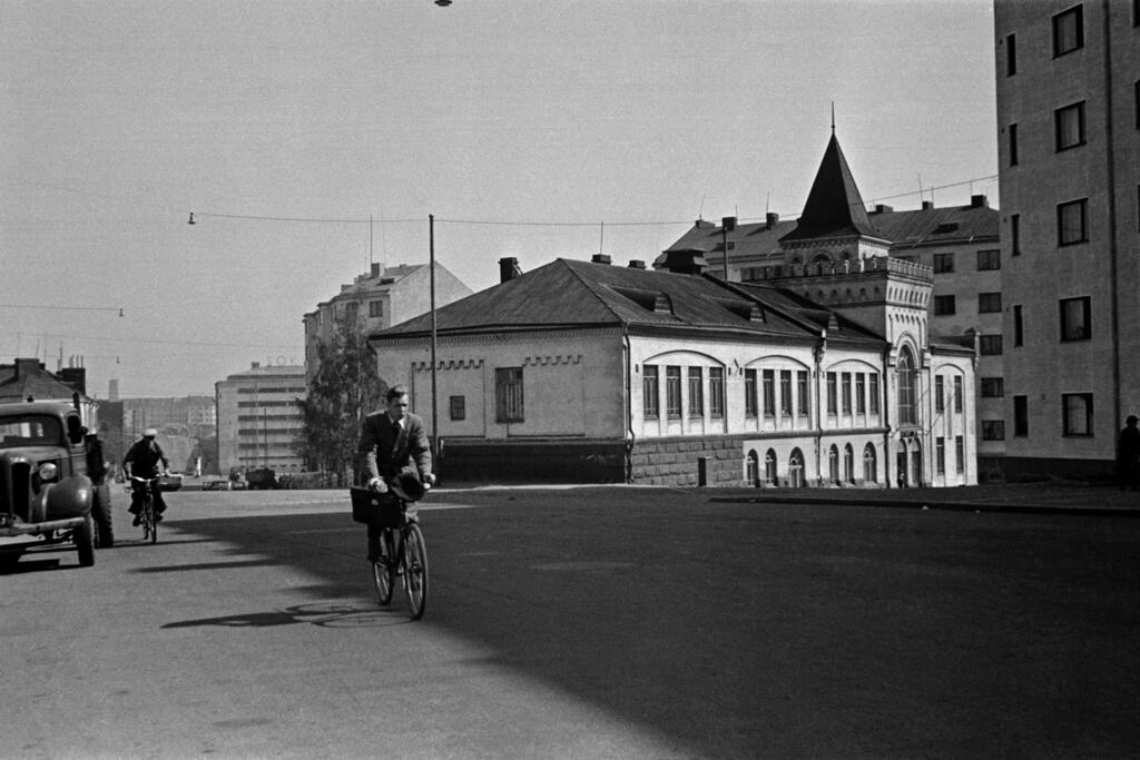 Sturenkatua noin vuonna 1946. Kuvassa keskellä on Kalliola, joka rakennettiin alun perin venäläiseksi kansakouluksi. Rakennus purettiin 1960-luvulla. Kuvaaja: Helsingin kaupunginmuseo / Väinö Kannisto