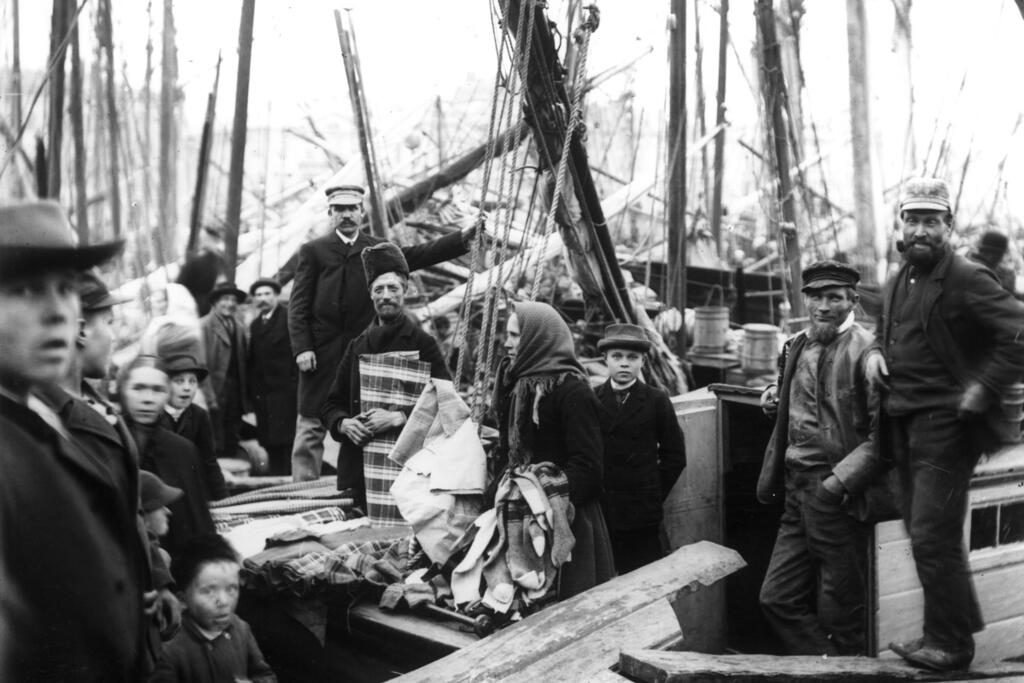 Förutom fisk sålde man bland annat ylletyger. Strömmingsmarknaden 1895. Foto: Helsingfors stadsmuseum / Carl Otto Saxelin