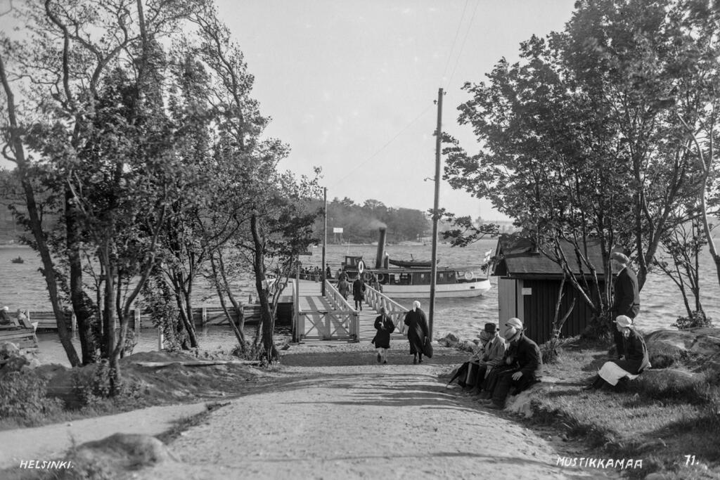 Blåbärslandet på 1920-talet. Vid bryggan ligger skärgårdsfartyget s/s Alice. Foto: Helsingfors stadsmuseum / Kalle Havas