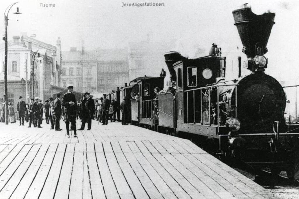 Folk på Helsingfors gamla järnvägsstation i början av 1900-talet. Stationen blev det första mötet med Helsingfors för alla de tusentals människor som kom in till staden för första gången. Foto: Finlands Järnvägsmuseum