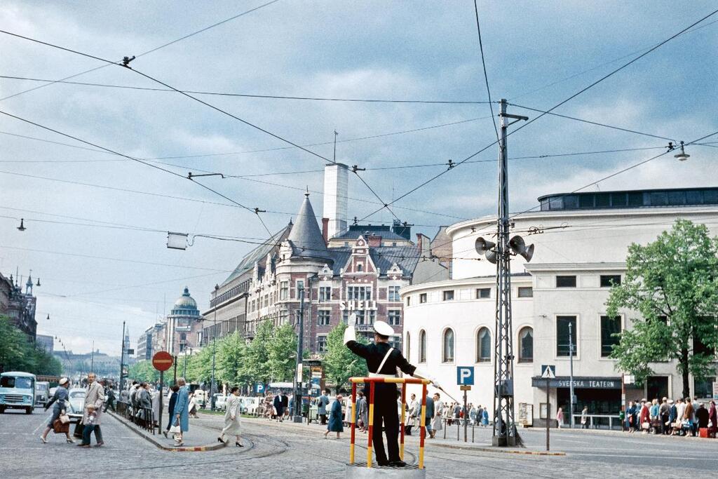 Finlands första trafikljus togs i bruk den 5 oktober 1951 i korsningen av Alexandersgatan och Mikaelsgatan. Trafikpoliserna, som kallades viftmän, var en väsentlig del av gatubilden ända till 1970-talet när trafikljusen blev vanliga. Foto: Helsingfors stadsmuseum / Jalmari Aarnio