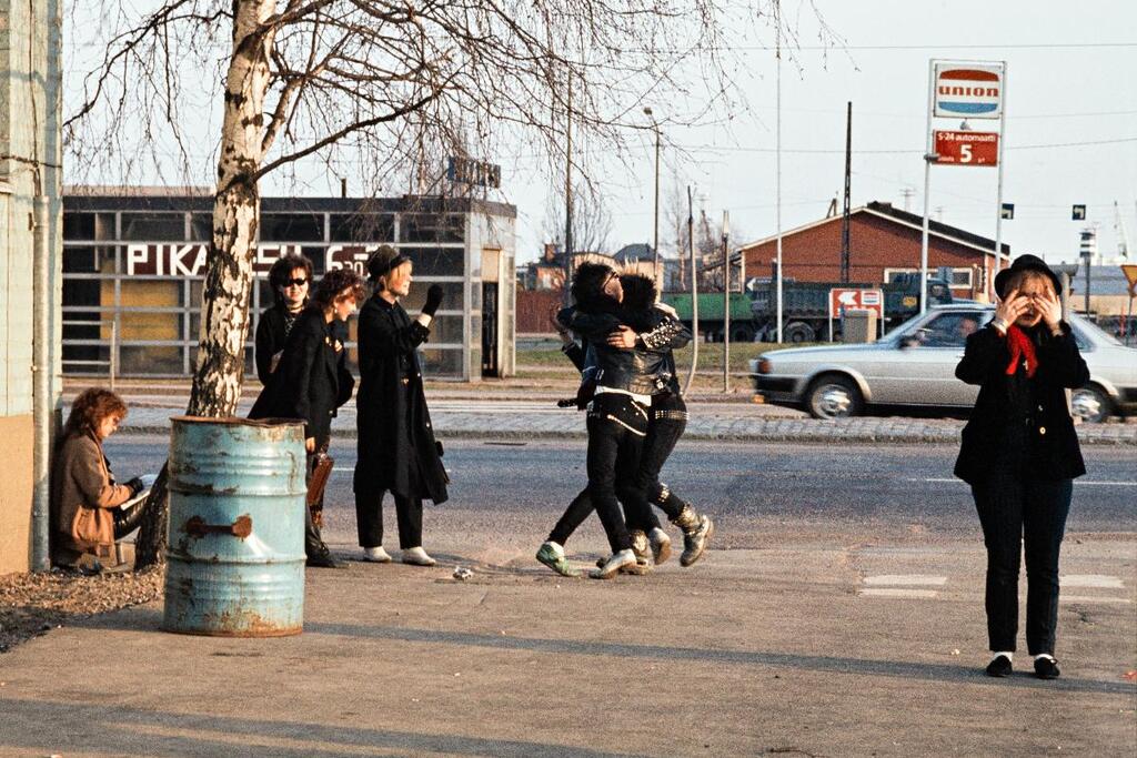 Nuorisoa Lepakon eli Lepakkoluolan edustalla vuonna 1984. Kuvaaja: Helsingin kaupunginmuseo / Merja Wesander