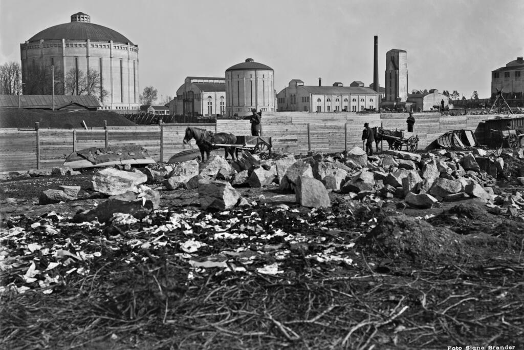 Suvilahden kaasuvoimalan rakennuksia vuonna 1912. Kuvaaja: Helsingin kaupunginmuseo / Signe Brander