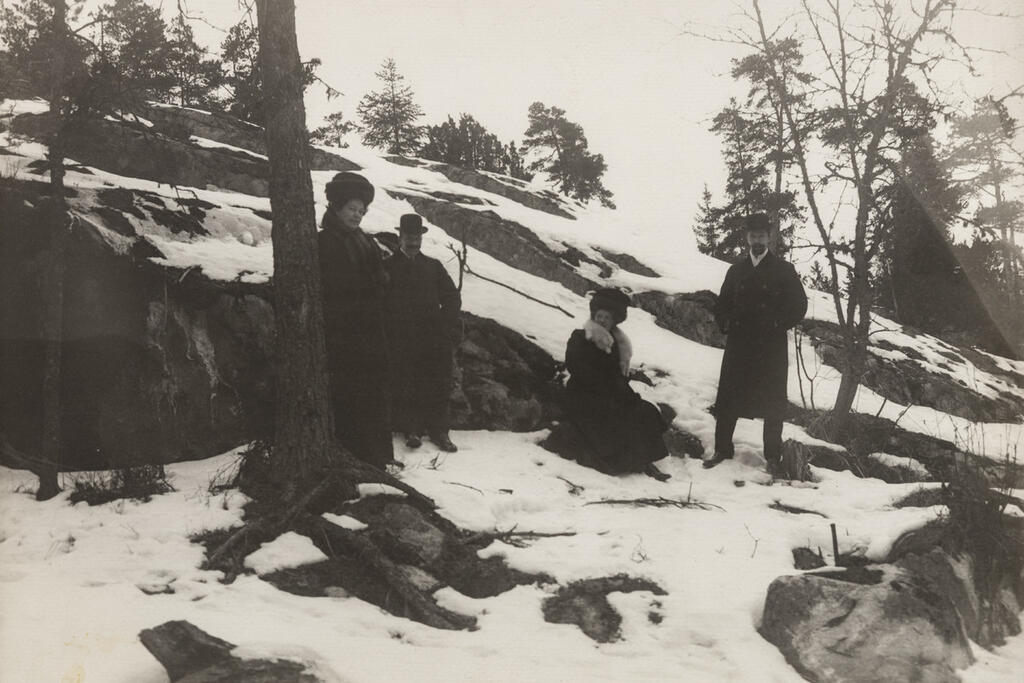 Kulosaaren huvilakaupungin perustajia ja puolisoita: Annie Bomanson, Lars Sonck, Lisa Gustafsson ja Axel Ståhle todennäköisesti Kulosaaren jylhissä maisemissa. Kuvaaja: Helsingin kaupunginmuseo