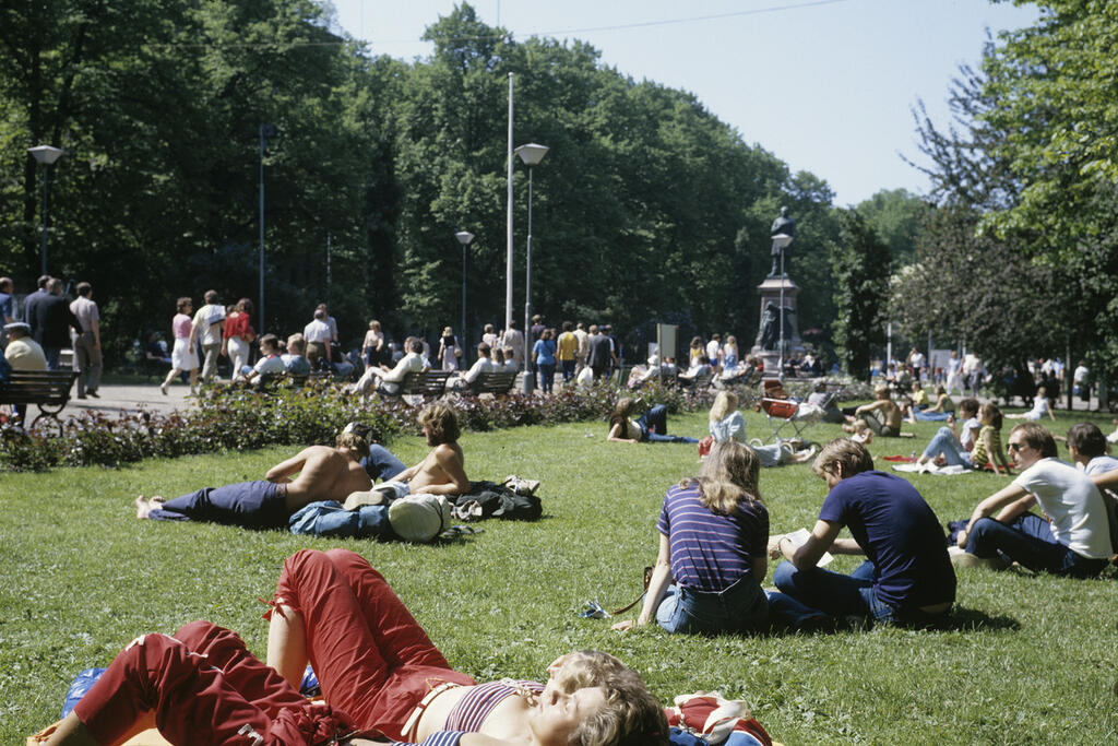 På 1970-talet blev parkkulturen mer avslappnad: man fick vistas på gräsmattan utan att parkvakterna kom för att schasa bort en. Foto: Museovirasto / Volker von Bonin