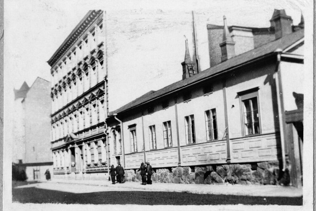 På adressen Nylandsgatan 38 finns Rödbergens äldsta fortfarande kvarstående byggnad som blev färdig år 1865. Byggnaden är en av de få resterna av trähusstaden som fanns i Rödbergen och Helsingfors.  Foto: Helsingfors stadsmuseum / Anton Rönnberg