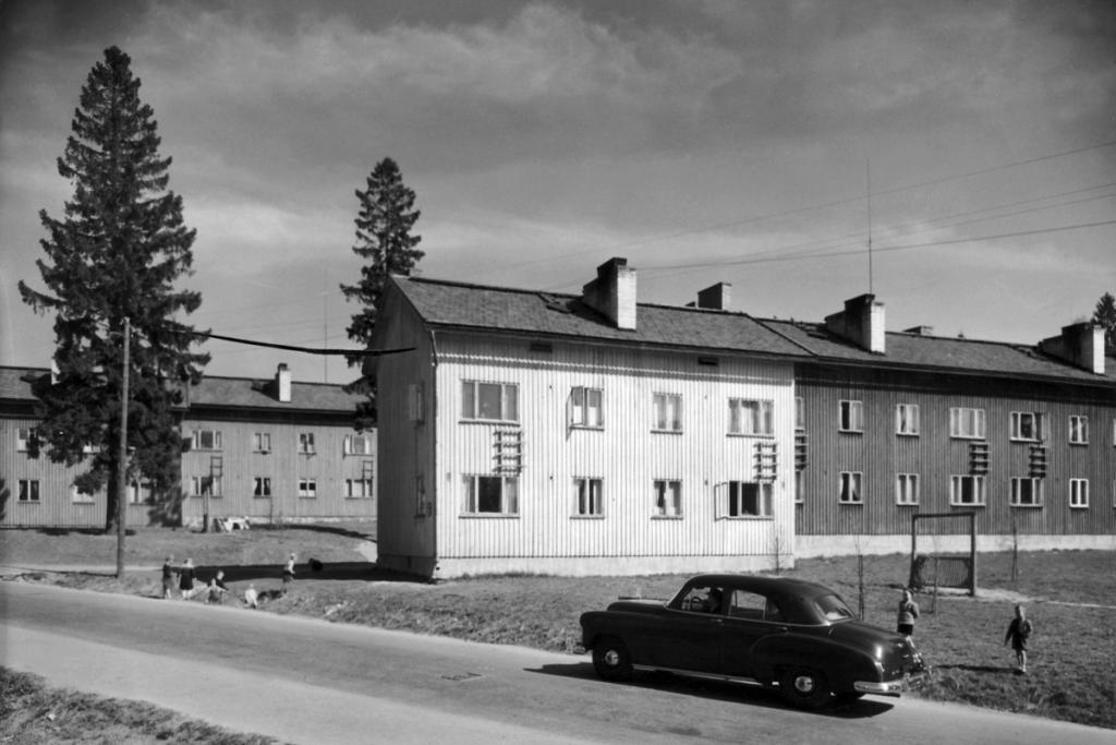 Metsäpurontien ja Kuusikkotien varteen rakennettiin yhteensä 37 puista, kaksikerroksista rakennusta käsittävä alue vuosina 1946–1947. Puutavara saatiin kaupungin sahalta, joka sijaitsi nykyisen Rajametsäntie 37:n kohdalla, siis Sahanmäellä. Kuvassa Metsäpurontie 11 ja 13.  Kuvaaja: Helsingin kaupunginmuseo / Eino Heinonen