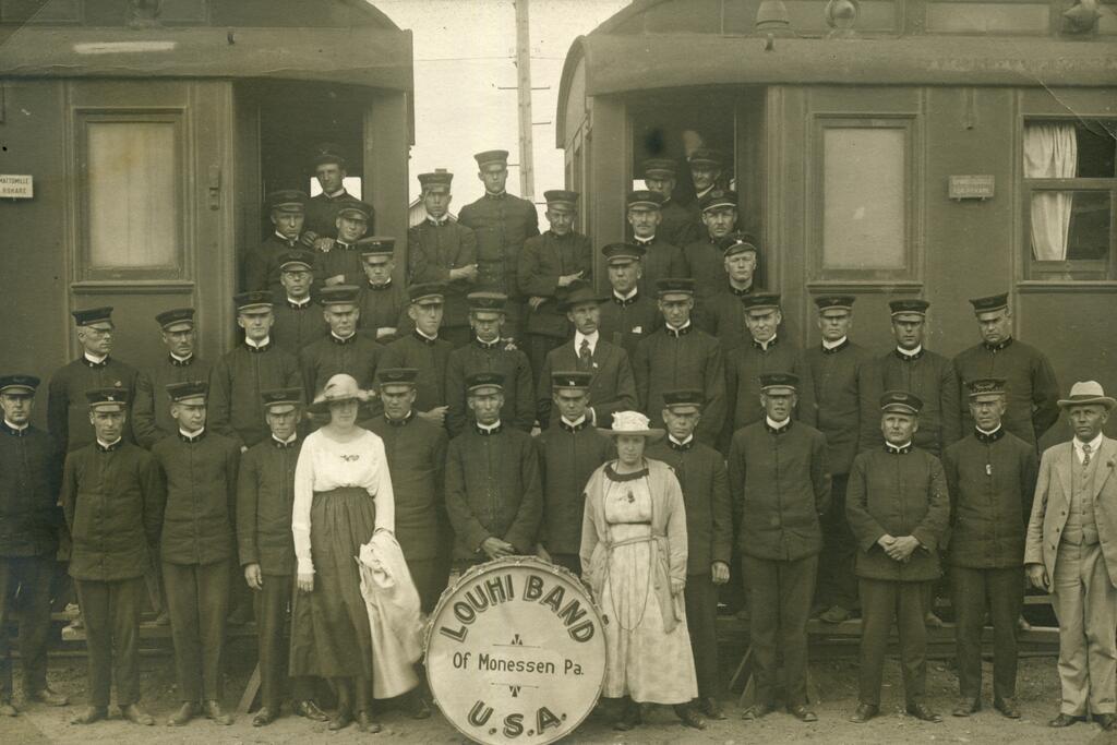 Amerikansuomalainen Louhi Band (Monessen, Pennsylvania) lähdössä Suomen-kiertueelle Helsingin rautatieasemalta vuonna 1920. Kuvaaja: Siirtolaisuusinstituutti