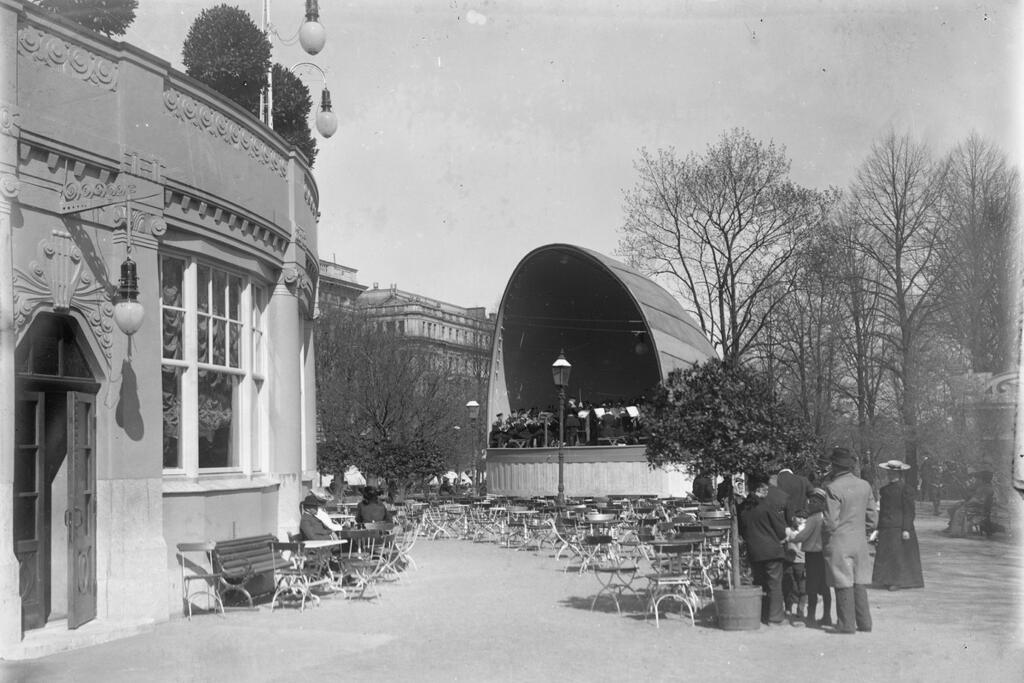 Operakällaren, eller Opris, som var populär bland kulturfolket fungerade i Svenska Teaterns hus fram till år 1932. Utanför Opris fanns det en estrad.  Foto: Museiverket / M. L. Carstens