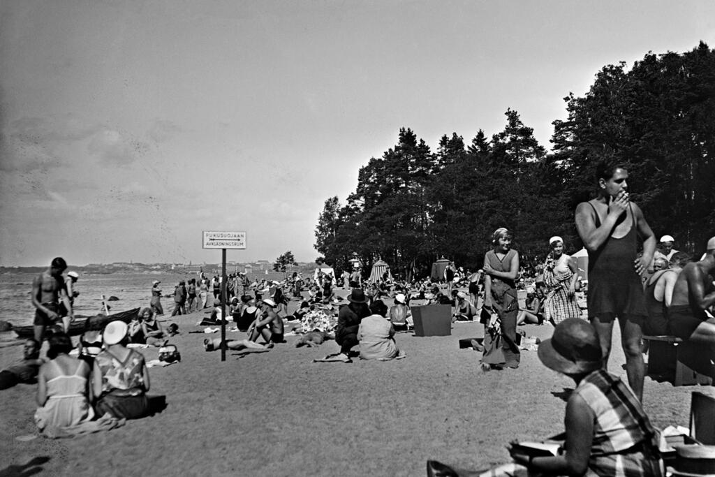 Strandelegans på Rönnskärs nyöppnade simstrand. Fotografi taget av pianokonstnären och Sibelius-Akademins pianopedagog Eino Armas Lindholm (1890–1941) år 1929. Foto: Helsingfors stadsmuseum / Eino Lindholm