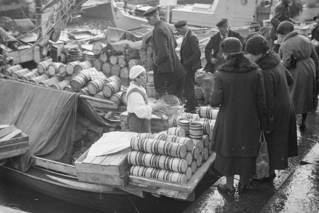 Kauppaa käytiin perinteisesti suoraan veneestä. Kuva on vuodelta 1933. Kuvaaja: Museovirasto / Pietinen