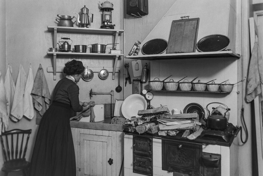 På Artur Faltins bild från 1911, troligen från hemmet i Kronohagen, ser man att vedspisen ännu var i användning i köket. Foto: Museiverket / Artur Faltin