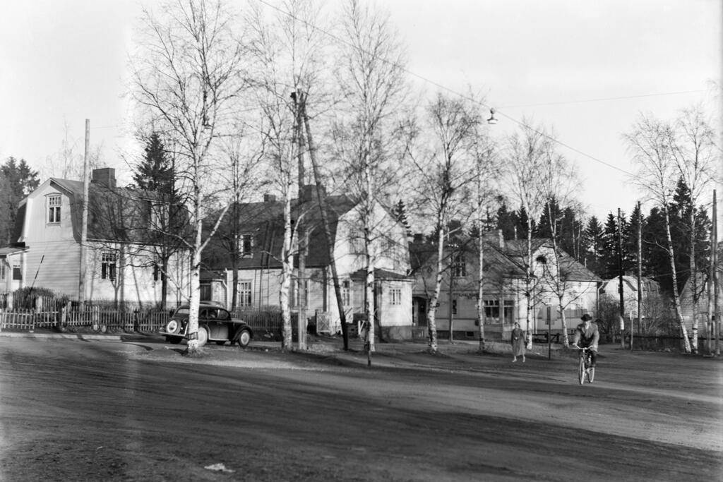 Puutaloja 1950-luvulla Tapanilan torin tuntumassa. Kuvaaja: Helsingin kaupunginmuseo / Eino Leino