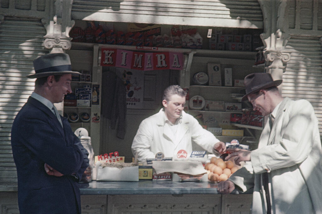 Kioskförsäljning har alltid varit en del av Esplanadparkens tjänsteutbud. Hittar du välbekanta varumärken på det här fotot som togs sommaren 1954? Foto: Museiverket / Aukusti Tuhka