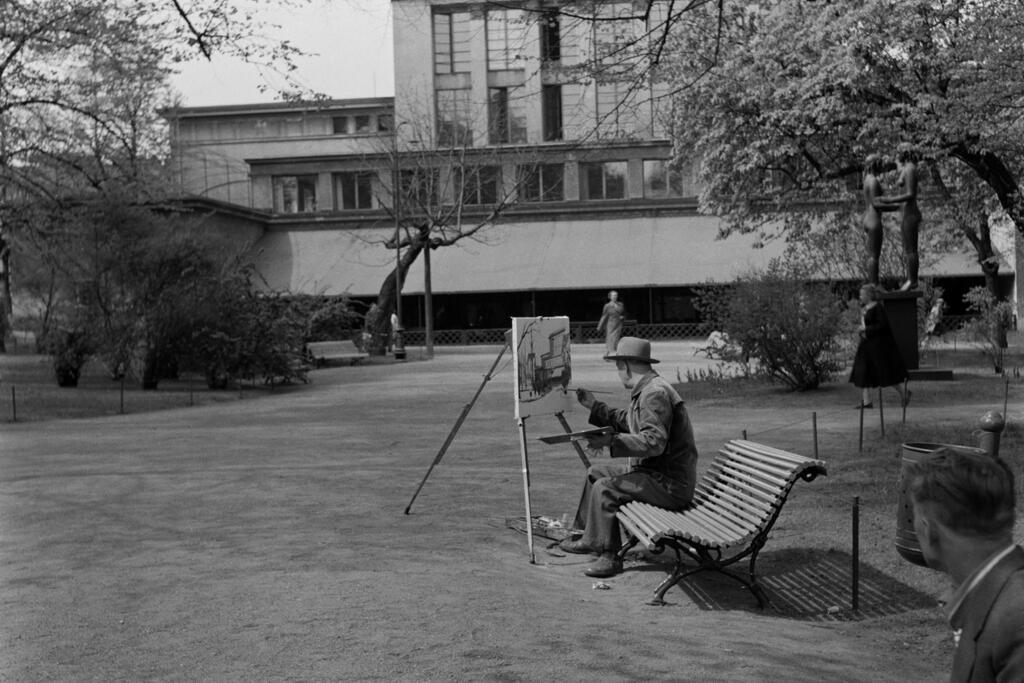 Svenska teatern moderniserades grundligt i början av 1930-talet, då fasaden fick sitt moderna funktionalistiska utseende.  Foto: Helsingfors stadsmuseum / Constantin Grünberg