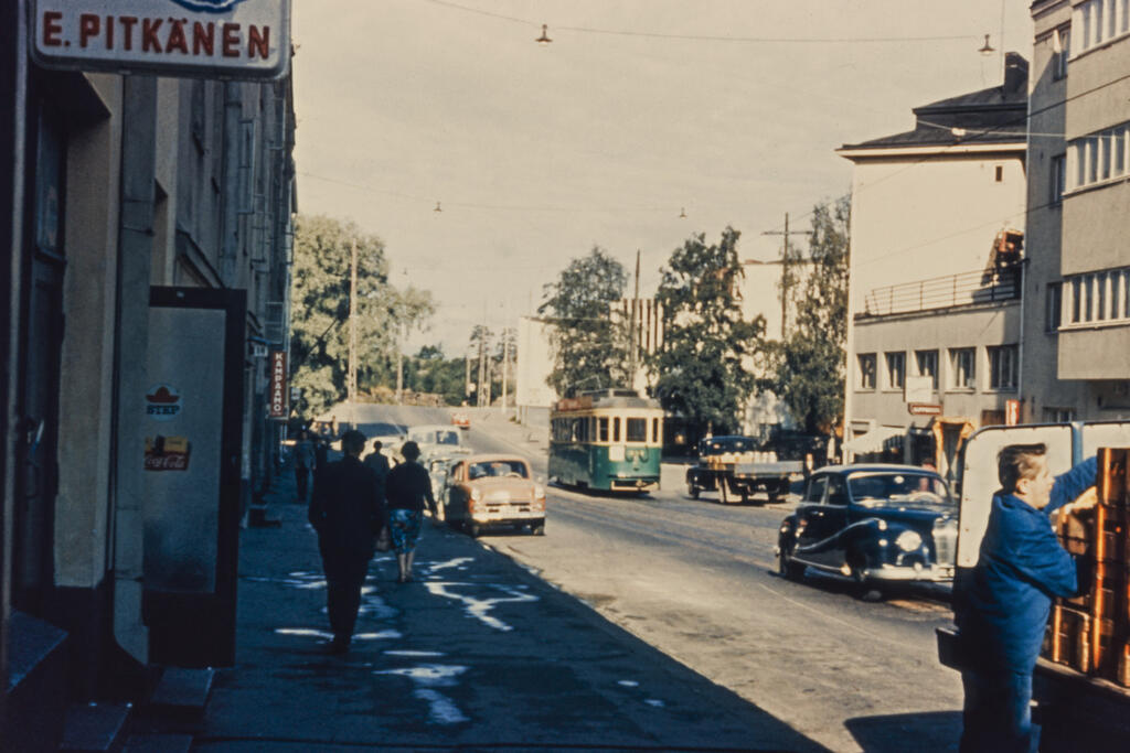 Viipurinkatua noin vuonna 1959. Taustalla oikealla näkyy Alppilan kirkkoa. Kuvaaja: Helsingin kaupunginmuseo