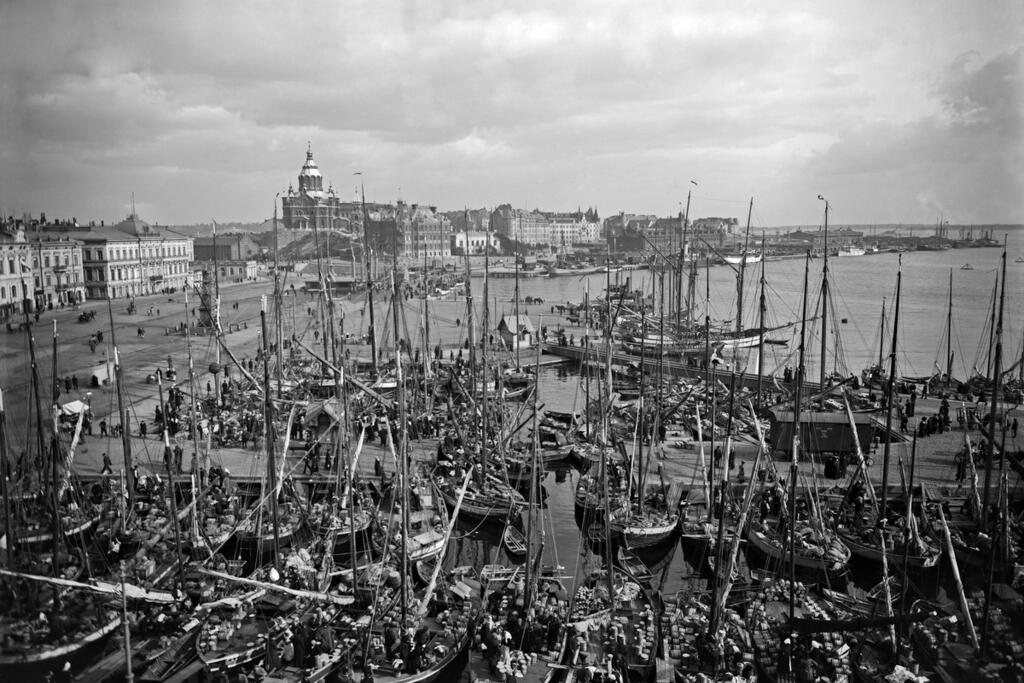 Södra hamnen fylldes helt av båtar under strömmingsmarknaden. Foto: Helsingfors stadsmuseum / Signe Brander