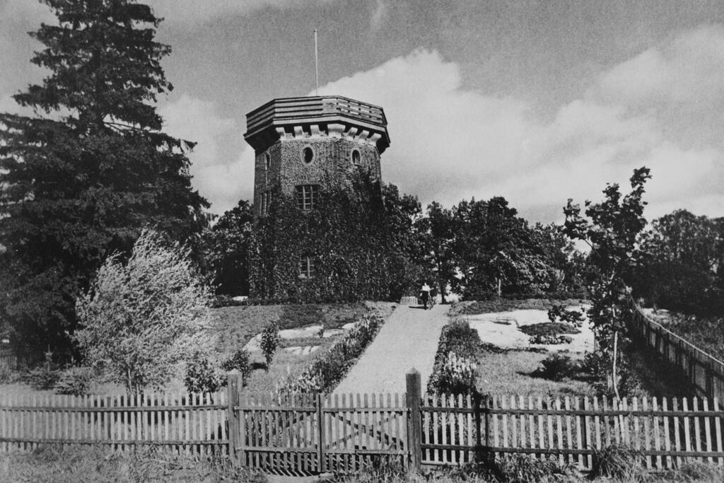 Munkkiniemen kartanon entinen viljavarasto ympäristöineen vuonna 1937. Kuvaaja: Helsingin kaupunginmuseo