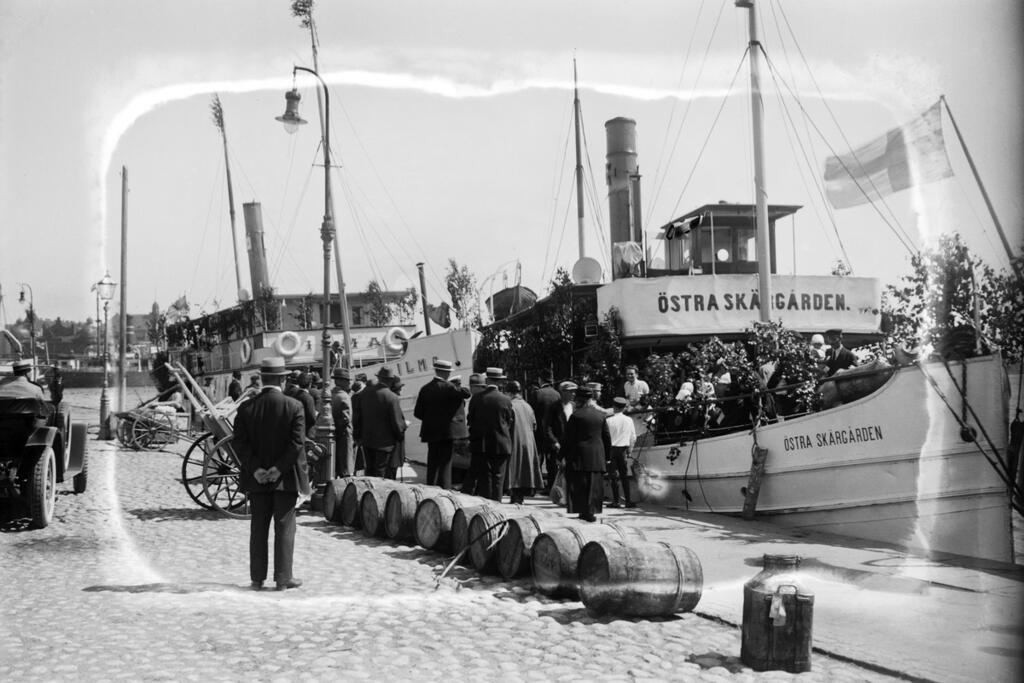 Ihmisiä lähdössä juhannuksen viettoon 1920-luvulla.  Kuvaaja: Helsingin kaupunginmuseo / Karl Oskar Broström