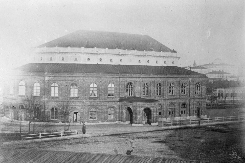 Nya Teatern ennen 8.5.1860 tapahtunutta tulipaloa. Vuonna 1887 nimi vaihdettiin Svenska Teaterniksi. Kuvaaja: Museovirasto