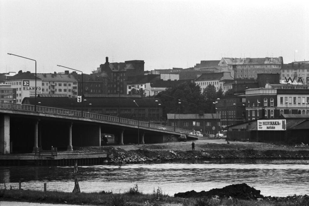 Utsikt från Norra kajen mot Hagnäskajen. Till höger syns hörnet av blivande Havshagen. I bakgrunden Wärtsilä Ab:s industribyggnader och bostadshus i Berghäll. Foto: Helsingfors stadsmuseum / Eeva Rista