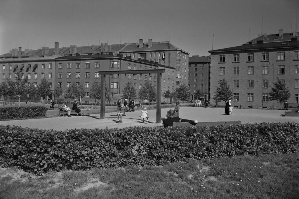 Lapset leikkivät Etu-Töölössä Väinämöisenkadun leikkikentällä kesällä 1940. Kuvaaja: Helsingin kaupunginmuseo / Aarne Pietinen Oy