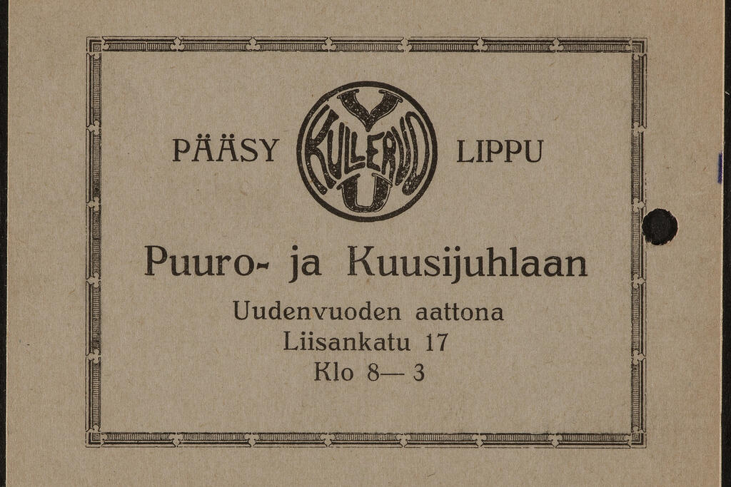 Nyårsfirande sågs förr som en del av julfirande, eftersom juletiden fortsätter till trettondagen. På bilden gymnastik- och idrottsförening Kullervos inträdesbiljett till en ”gran- och grötfest” på 1910-talet. Sådana fester ordnades förutom av idrottsföreningar även av fackföreningar, studentnationer och politiska föreningar.  Foto: Helsingfors stadsmuseum