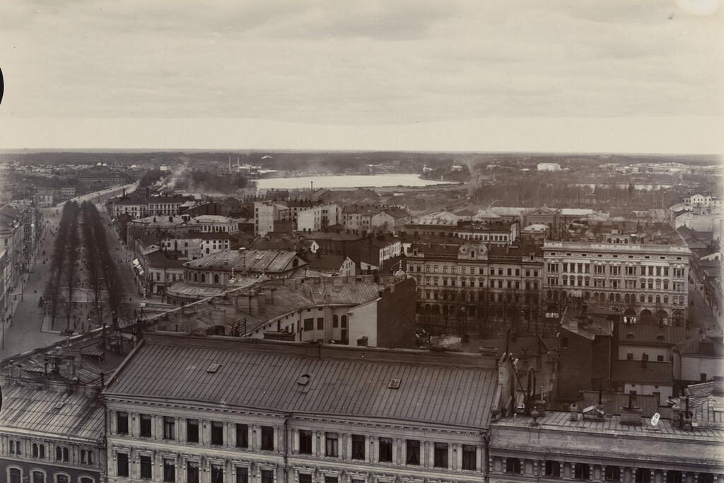 Vy över Henriksgatorna från ett brandtorn år 1896. Från gasverket kommer det gas över staden.  Foto: Museiverket / August Juselius