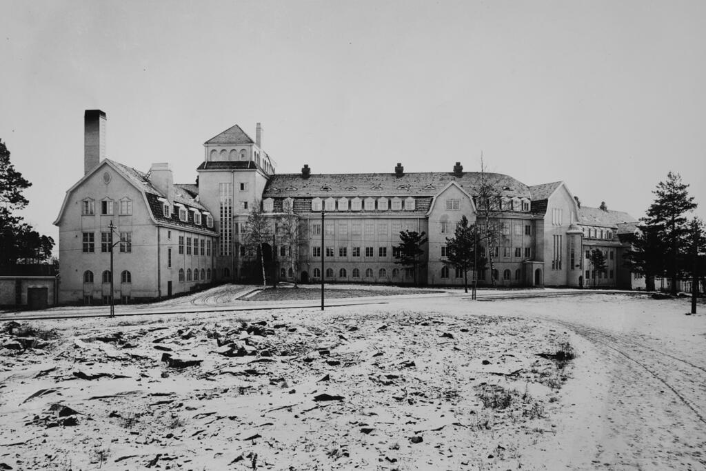 Eliel Saarisen suunnitteleman Munkkiniemen pensionaatin läntinen julkisivu kuvattuna 1919. Kuvaaja: Helsingin kaupunginmuseo / Eric Sundström