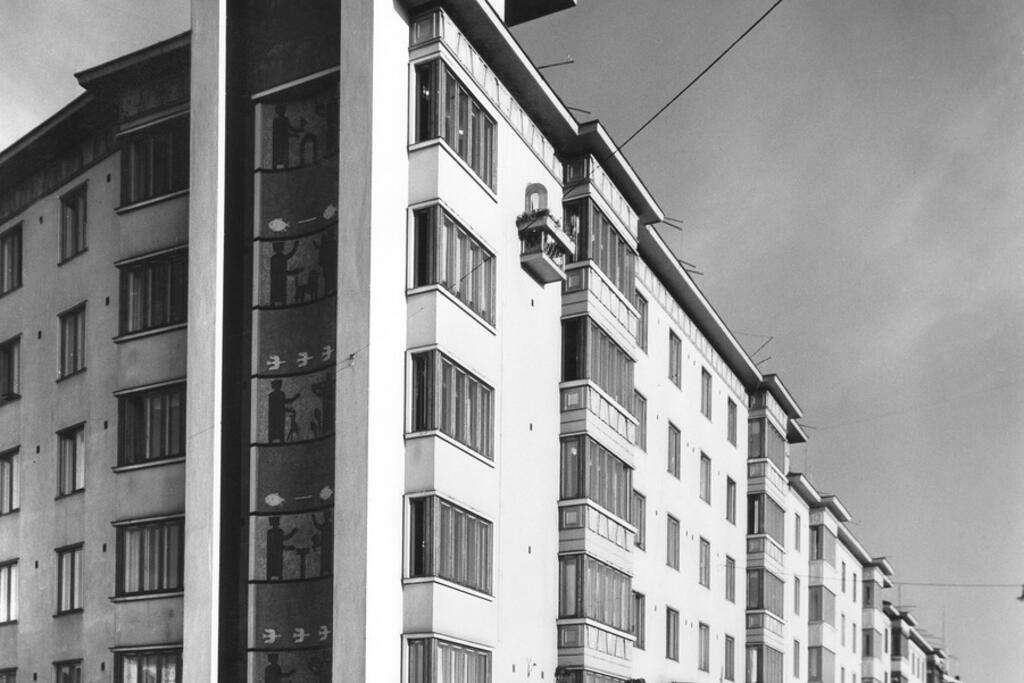 Töölöntorin seutu on keskeisessä asemassa Valentin Vaalan komediassa Mieheke (1936). Välskärinkatu 9:ssä sijaitseva art deco -rakennus oli suosittu keskiluokkaisten henkilöiden kotitalo 1930- ja 1940-lukujen elokuvissa. Kuvaaja: Helsingin kaupunginmuseo / Aarne Pietinen