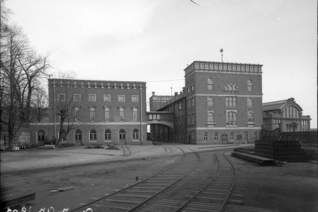 Maskin- och Brobyggnads Ab grundades år 1892 genom att förena Osbergs maskinverkstad med Brobyggnads Ab, och 1935 ändrades namnet till Maskin och Bro Ab. Fabriksområdet täckte kvarteren Sörnäs strandväg och Pannkakan – Aspnäsvägen – Tavastvägen – Näckens gränd. Alla byggnader har rivits på 1970–80-talen utom separator- och emaljeringsverkstaden på adressen Aspnäsgatan 5.  Foto: Museiverket