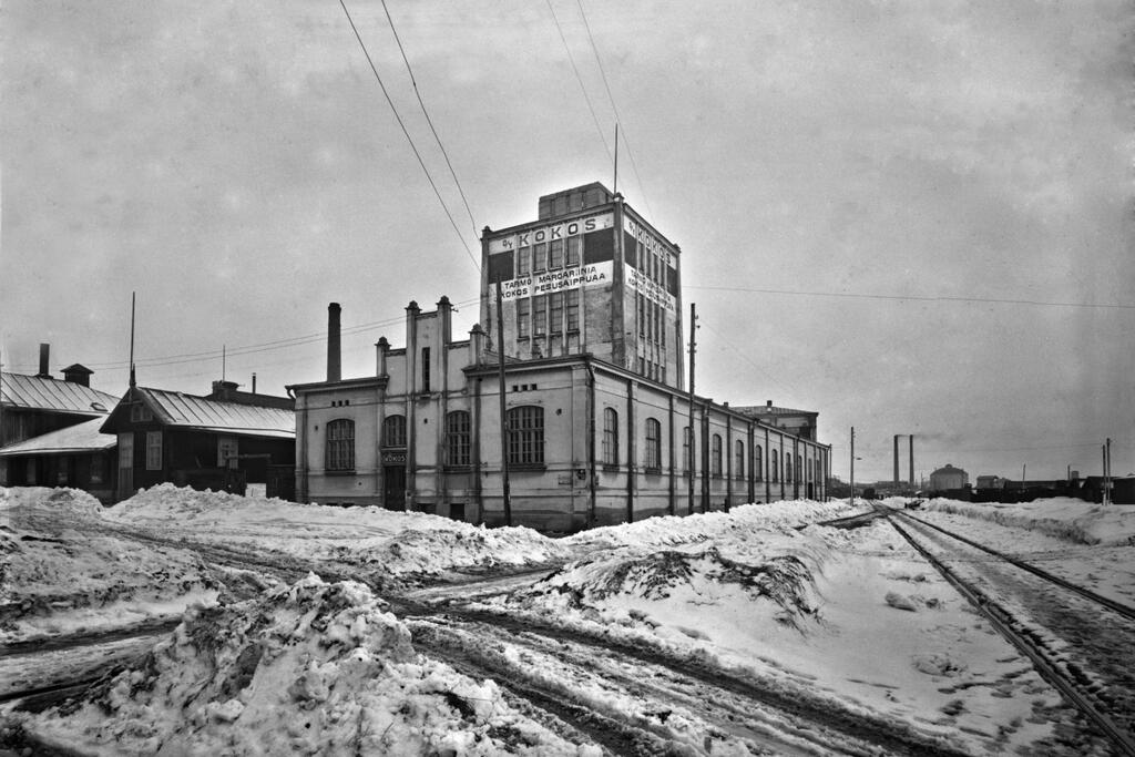 Kokos oy:n tehdasrakennus valmistui 1912. Siellä valmistettiin pesuaineita ja ravintorasvoja esimerkiksi palmuöljystä. Rakennusta on sittemmin korotettu ja pihapiiriin on rakennettu lisärakennuksia. Kone Oy osti yrityksen vuonna 1956. Kuvaaja: Helsingin kaupunginmuseo / Eric Sundström