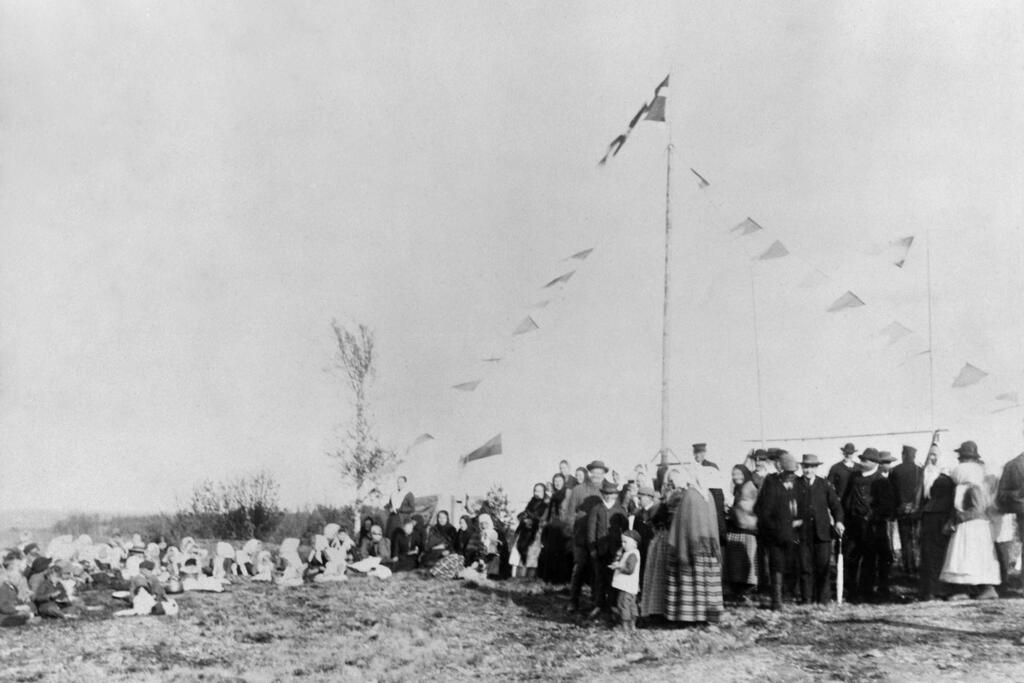 Tuomarinkylän kartanon väki on kokoontunut juhliin Kartanonmäelle noin vuonna 1900.  Kuvaaja: Helsingin kaupunginmuseo