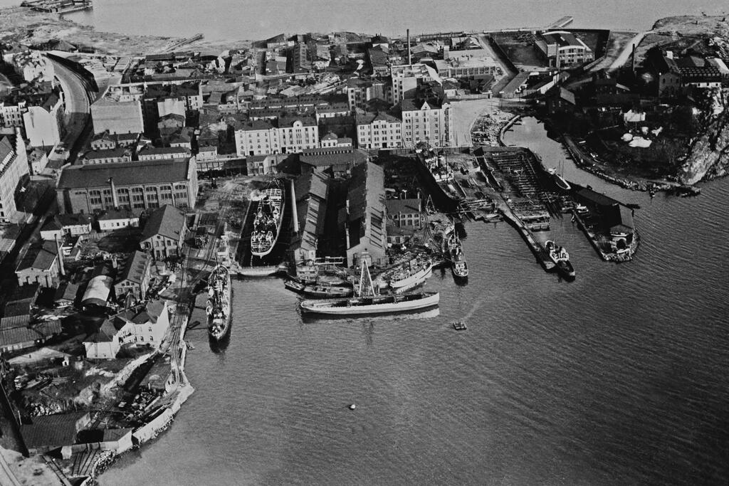 Hietalahden telakka ja Munkkisaari eli nykyinen Hernesaari vuonna 1926. Rantaviivaa on muokattu ja mannerta laajennettu huomattavasti niistä ajoista. Kuvaaja: Helsingin kaupunginmuseo / Foto Roos